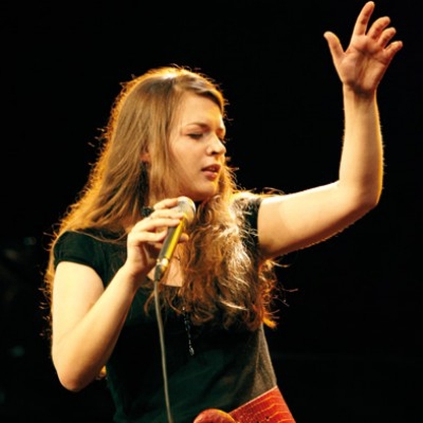 Elina Duni: Do Të Këndojë “Matanë Malit”